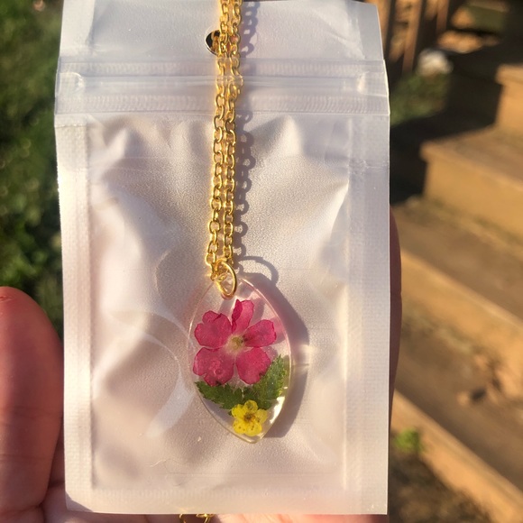 Oval shape flower necklace golden chain 18 in gift